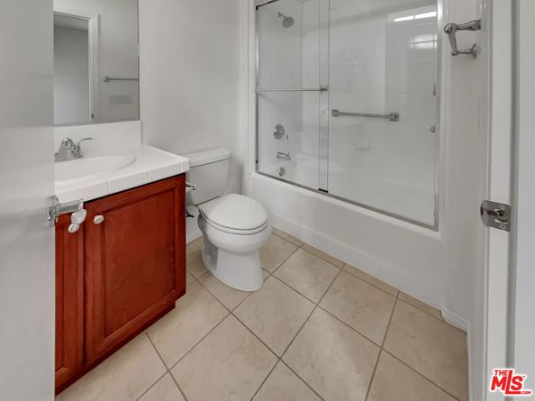 5692 Como Circle 34, Woodland Hills CA 91367