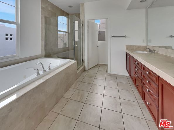 5692 Como Circle 34, Woodland Hills CA 91367