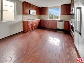 5692 Como Circle 34, Woodland Hills CA 91367