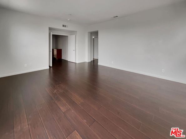 5692 Como Circle 34, Woodland Hills CA 91367