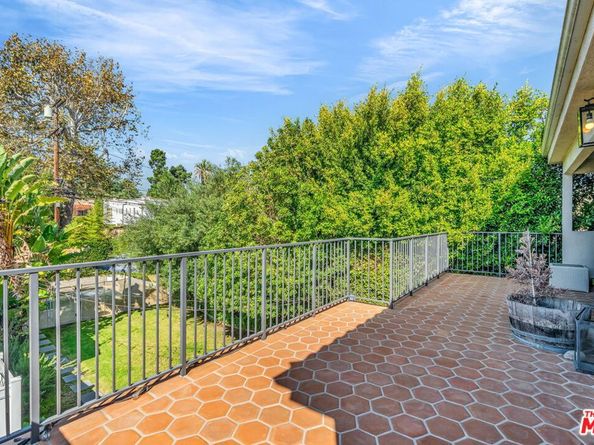 911 S Victoria Avenue, Los Angeles CA 90019