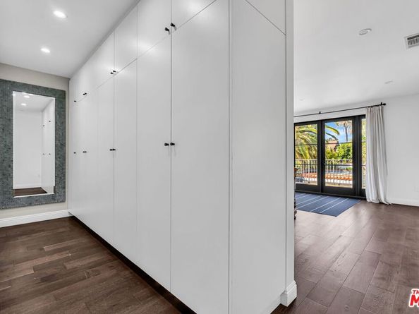 911 S Victoria Avenue, Los Angeles CA 90019