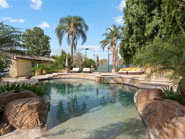 22851 Calvert Street, Woodland Hills CA 91367