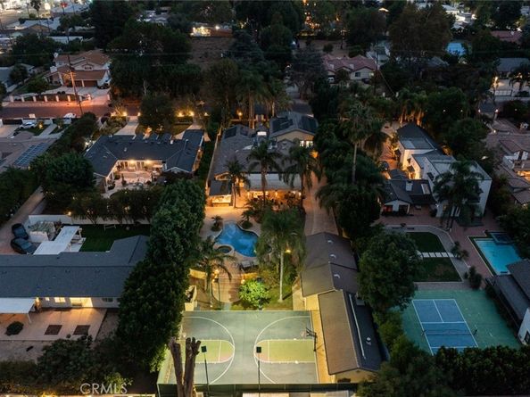 22851 Calvert Street, Woodland Hills CA 91367
