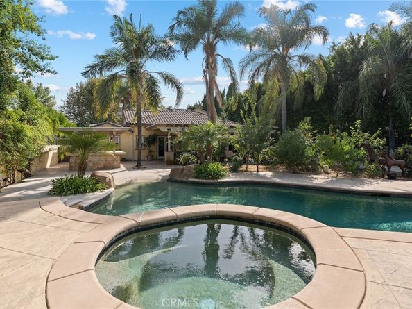 22851 Calvert Street, Woodland Hills CA 91367