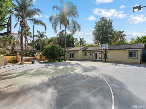 22851 Calvert Street, Woodland Hills CA 91367