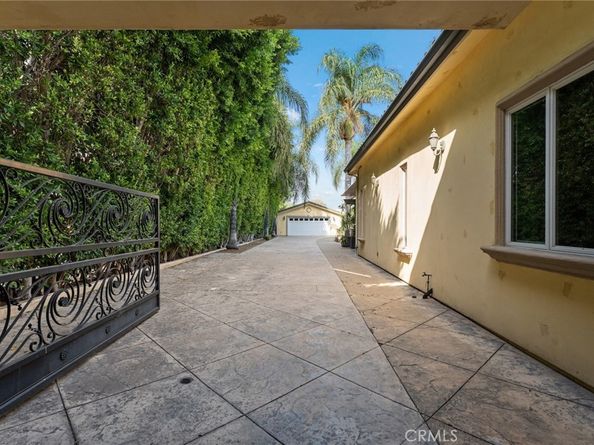 22851 Calvert Street, Woodland Hills CA 91367