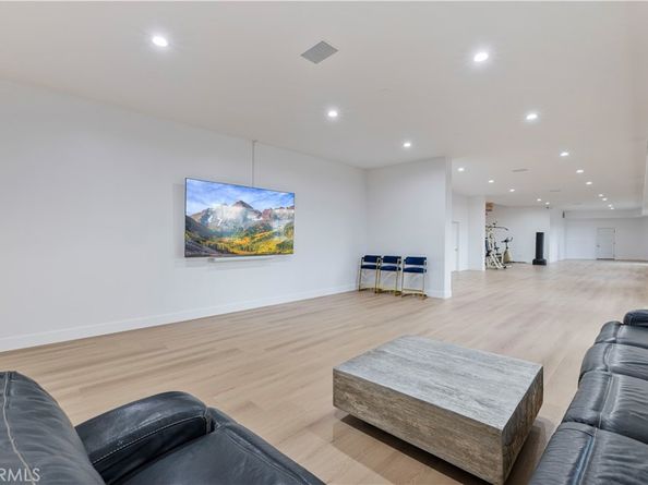 4651 Ellenita Ave., Tarzana CA 91356