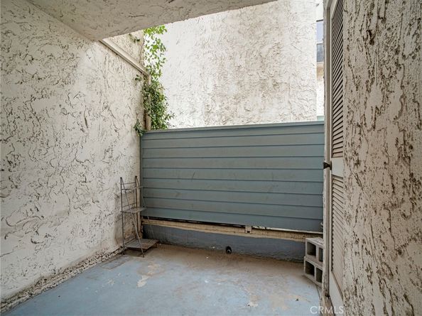 18411 Hatteras Street 122, Tarzana CA 91356