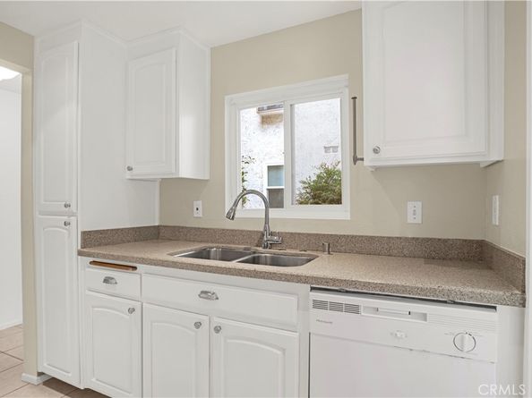 18411 Hatteras Street 122, Tarzana CA 91356