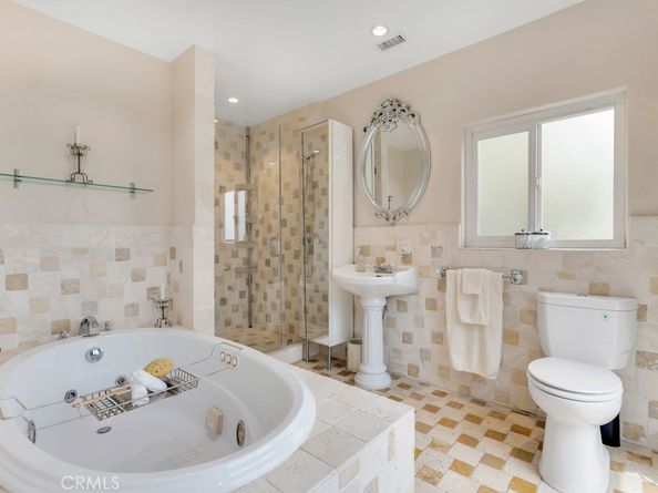 19419 Oxnard Street, Tarzana CA 91356