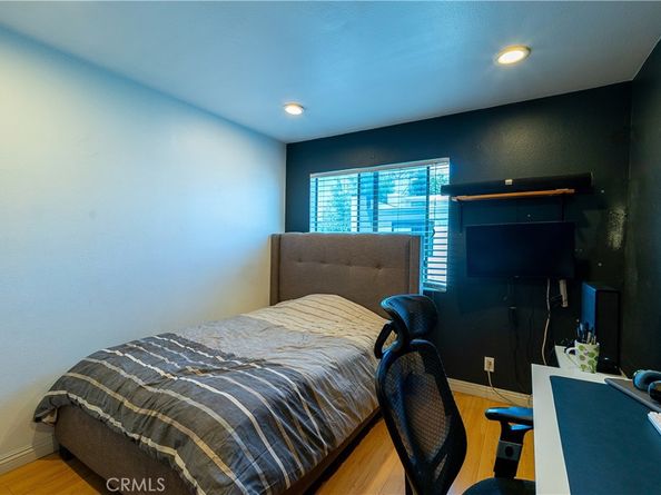 18759 Hatteras Street 25, Tarzana CA 91356