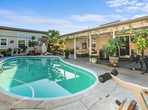 128 Frontier Ln, Oceanside CA 92054