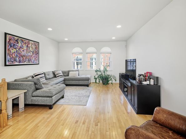 406 Newburgh Ct, West New York NJ 07093