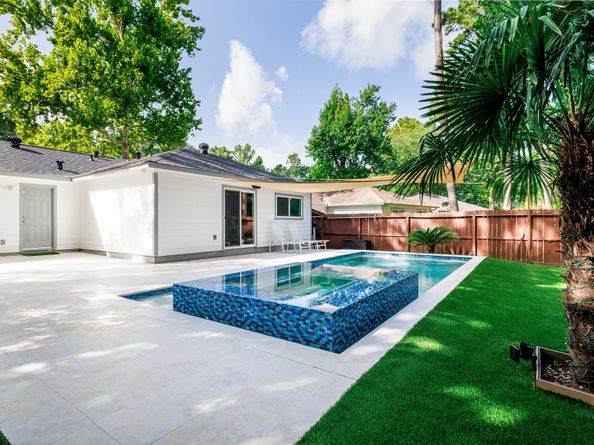29 N Wavy Oak Circle, The Woodlands TX 77381