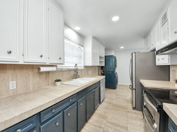 2711 Briarhurst Drive 18, Houston TX 77057
