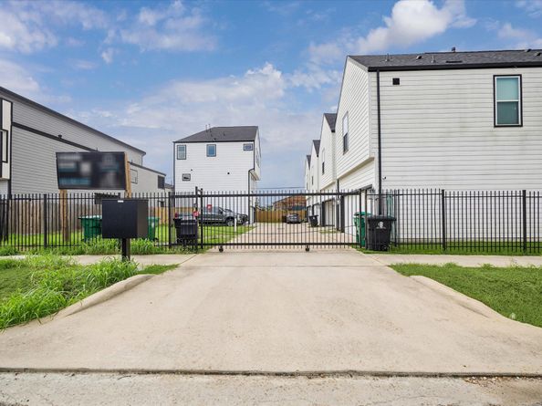 104 E 44th Street A, Houston TX 77018
