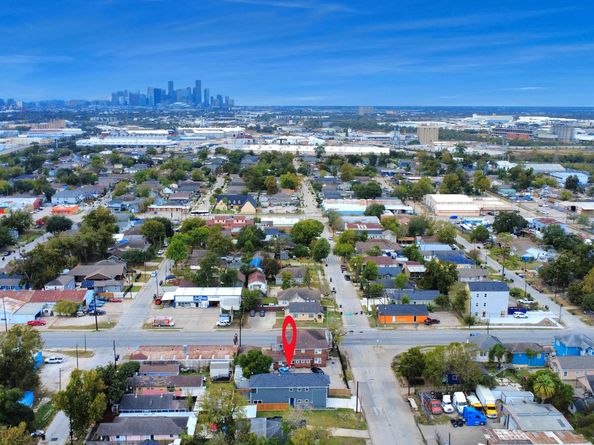 6910 J W Peavy Drive, Houston TX 77011