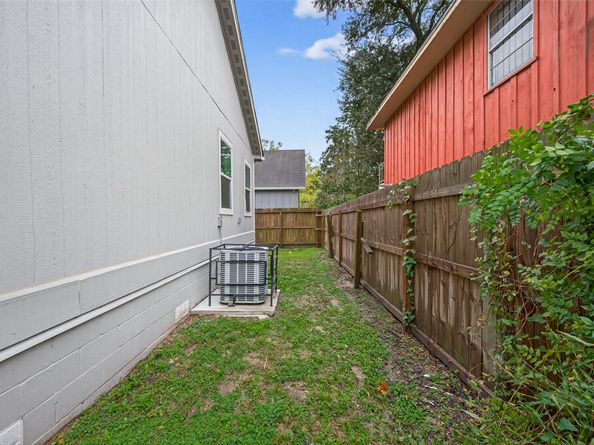 6605 Greenhurst Street, Houston TX 77091