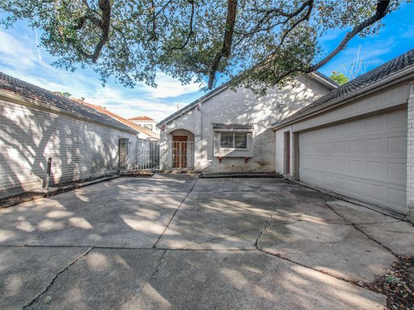 10915 Kitty Brook Drive, Houston TX 77071