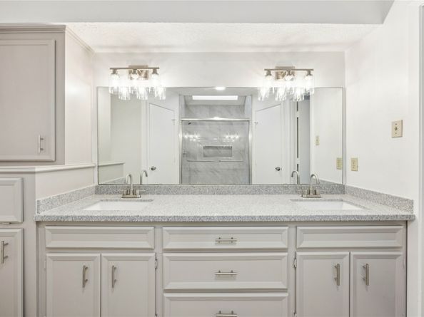 6611 Castle Lane Drive, Houston TX 77066