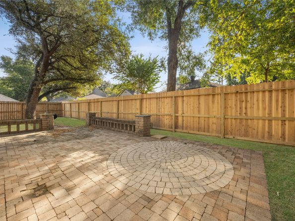 6611 Castle Lane Drive, Houston TX 77066