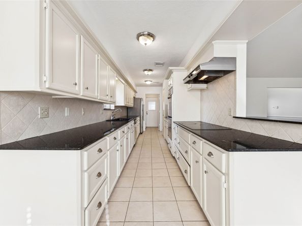 6611 Castle Lane Drive, Houston TX 77066