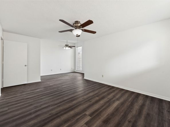 6611 Castle Lane Drive, Houston TX 77066