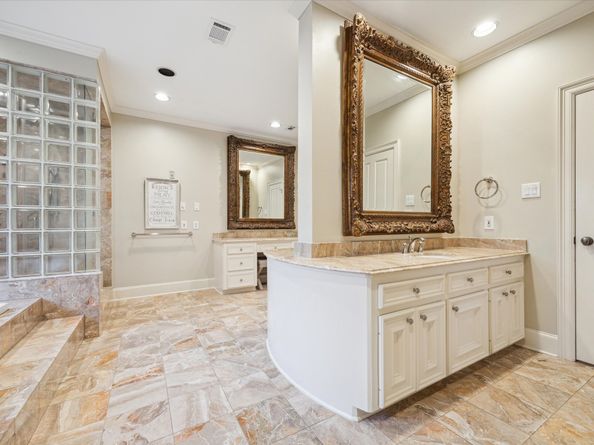 5602 Indian Circle, Houston TX 77056