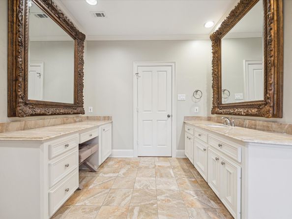 5602 Indian Circle, Houston TX 77056