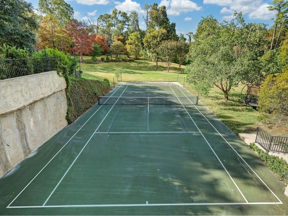 5602 Indian Circle, Houston TX 77056