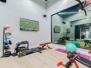 1025 Wakefield Drive, Houston TX 77018