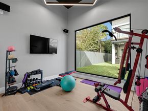 1025 Wakefield Drive, Houston TX 77018