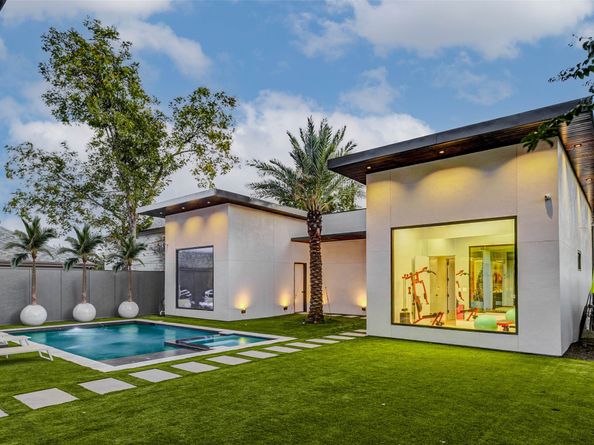 1025 Wakefield Drive, Houston TX 77018