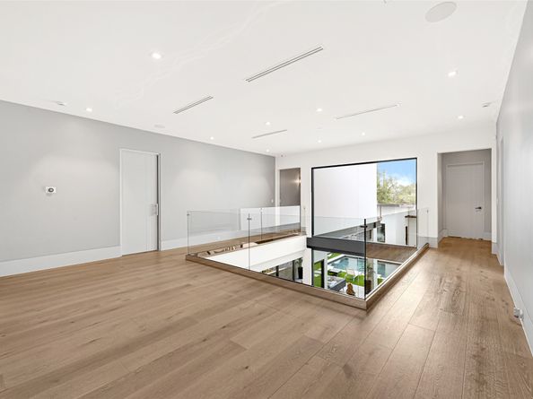 1025 Wakefield Drive, Houston TX 77018