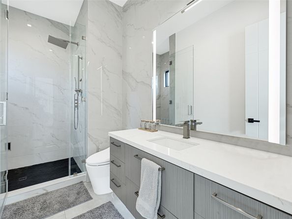 1025 Wakefield Drive, Houston TX 77018