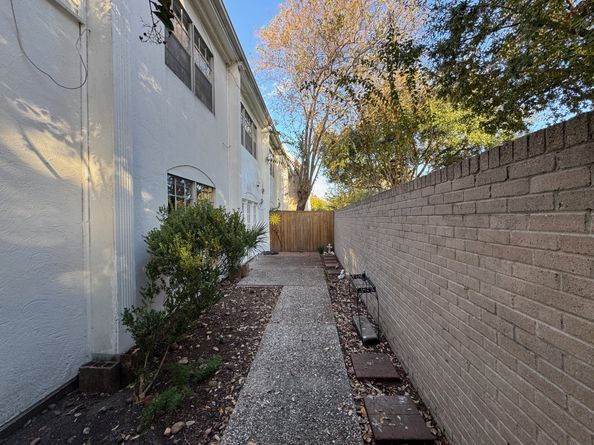 2700 Bellefontaine Street B8, Houston TX 77025