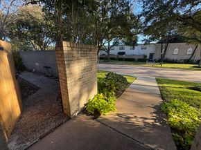 2700 Bellefontaine Street B8, Houston TX 77025