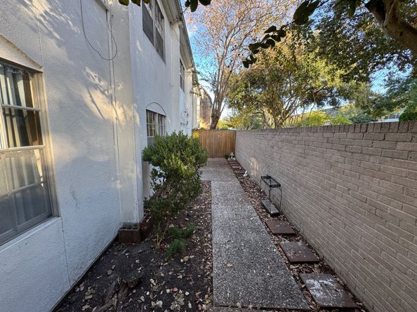 2700 Bellefontaine Street B8, Houston TX 77025