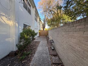 2700 Bellefontaine Street B8, Houston TX 77025