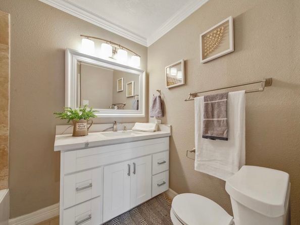 5026 Saxon Drive, Houston TX 77092