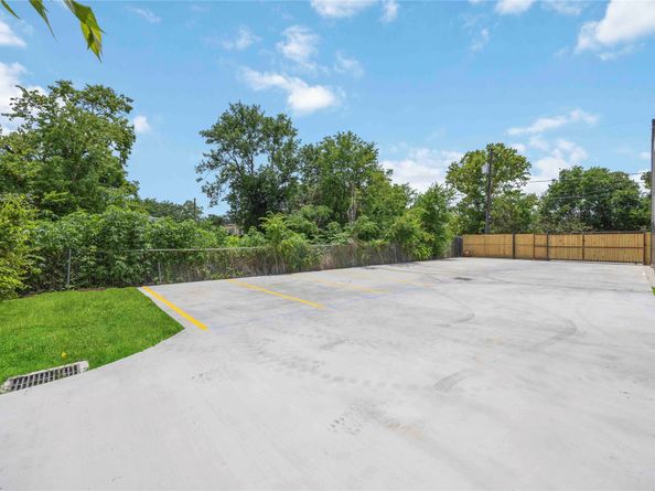 2116 Des Chaumes Street, Houston TX 77026