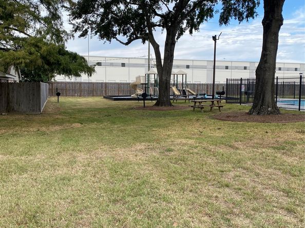 415 N Forest Boulevard, Houston TX 77090