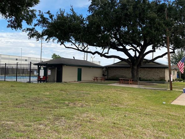 415 N Forest Boulevard, Houston TX 77090