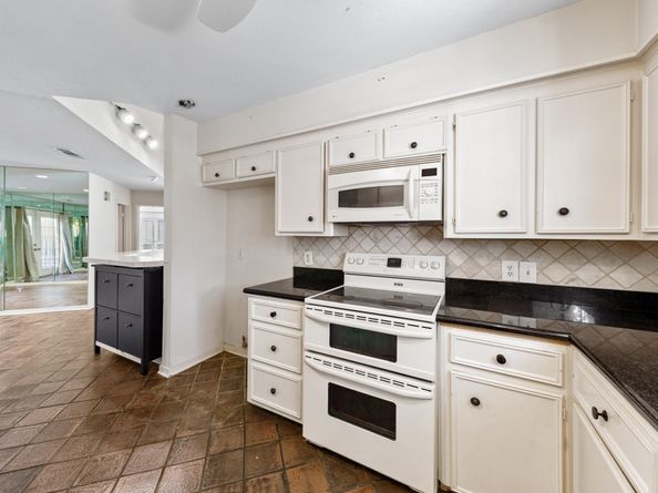 1829 Bering Drive 24, Houston TX 77057