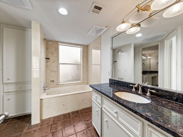 1829 Bering Drive 24, Houston TX 77057