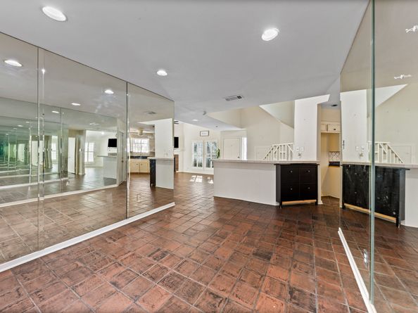 1829 Bering Drive 24, Houston TX 77057