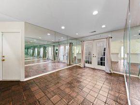 1829 Bering Drive 24, Houston TX 77057