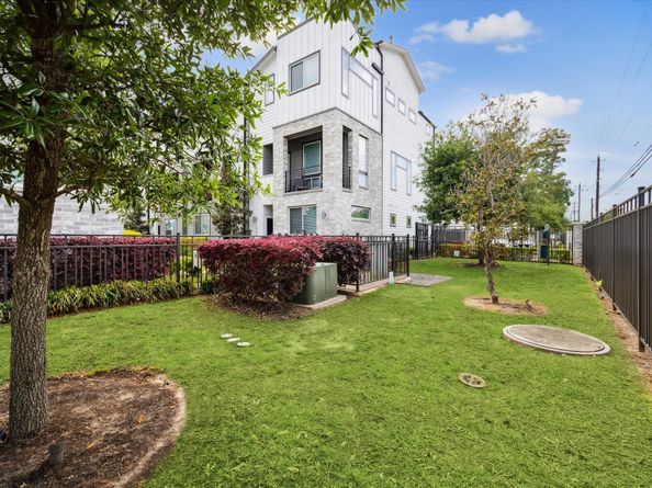 1050 Timbergrove Yards Lane, Houston TX 77008