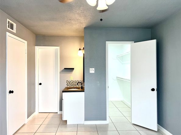 2750 Holly Hall Street 605, Houston TX 77054